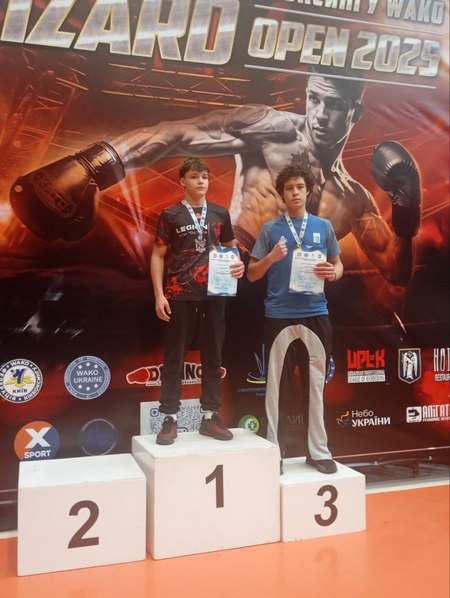 Спортсмени з Павлограда на всеукраїнських змаганнях з кікбоксингу. Telegram/Павлоградська міська рада Спортсмены из Павлограда завоевали восемь медалей на всеукраинских соревнованиях по кикбоксингу