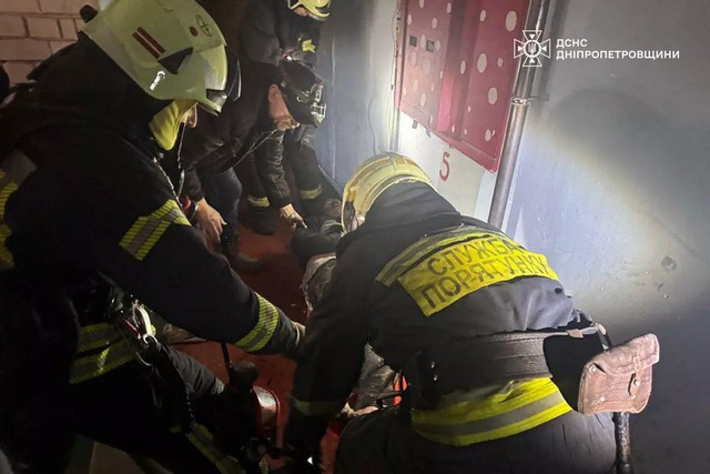 У Дніпрі вогнеборці врятували чоловіка з палаючої квартири