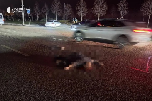 В Днепре возле Прибрежного сквера мужчина перебегал дорогу и погиб под колесами «скорой»