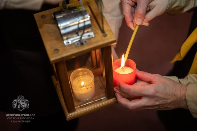 У Дніпро привезли Вифлеємський вогонь миру