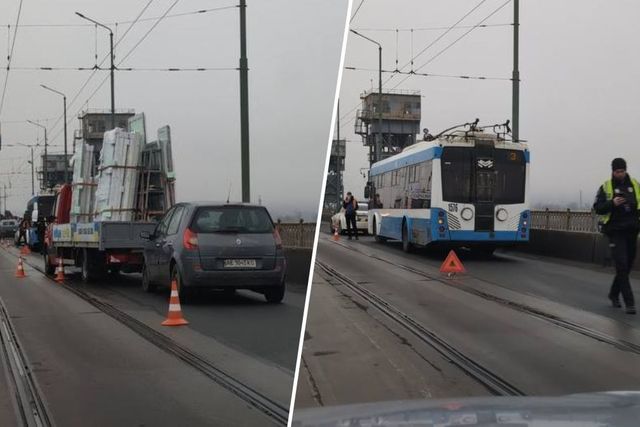Renault, вантажівка та тролейбус: у Дніпрі на Старому мосту сталася ДТП