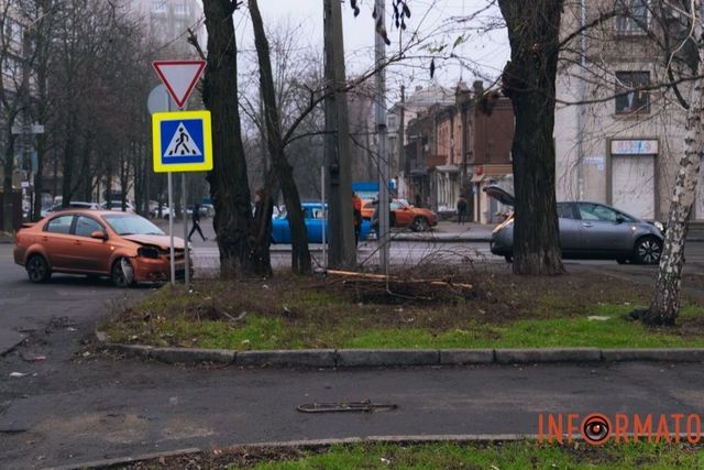 У Дніпрі на Писаржевського зіштовхнулись Chevrolet та Nissan