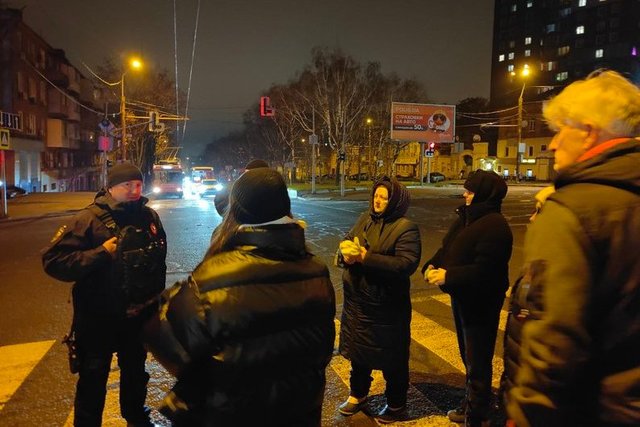 В Днепре жители одной из многоэтажек перекрыли дорогу из-за отсутствия света