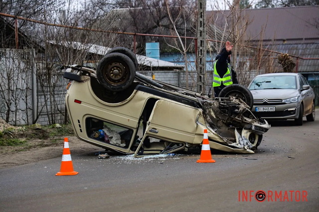 У Дніпрі на Незламній Niva зіткнулась з Daewoo та перекинулась на дах: є постраждала