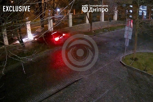 У Дніпрі на площі Шевченка автівка знесла стовпчики, дорожній знак та врізалась у дерево: відео моменту ДТП