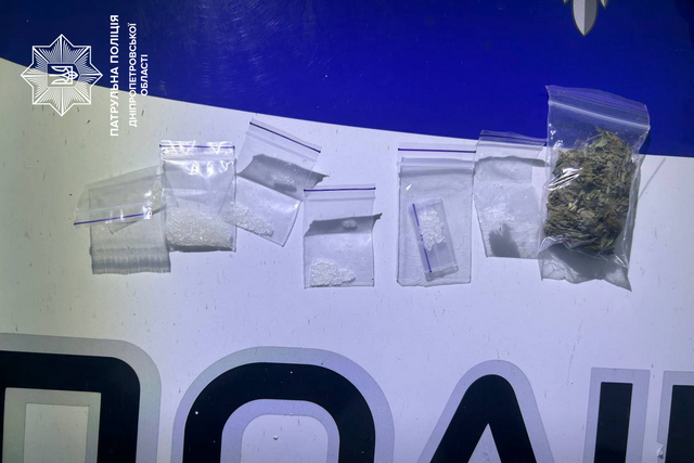В Днепре патрульные предупреждают совершение наркопреступлений