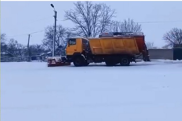 100 одиниць спецтехніки розчищають сніг на автошляхах Дніпропетровщини