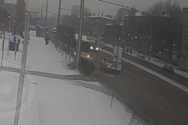 скріншот В Днепре на Слобожанском проспекте Renault столкнулся с Volkswagen и влетел в столб: видео момента