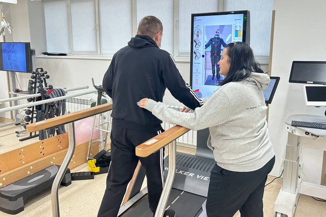 В Днепре в городском реабилитационном центре помогают восстановиться бойцу, пережившему огнестрельное ранение